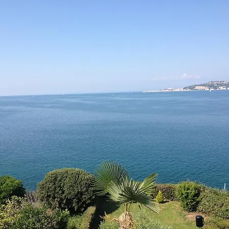 Laura Πανσιόν
